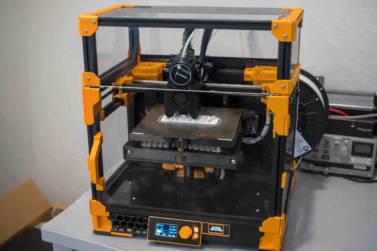 Imprimanta 3D minare Bitcoin Prototype de imprimantă 3D folosește ASIC-uri pentru minarea de bitcoin și încălzirea mesei de imprimare